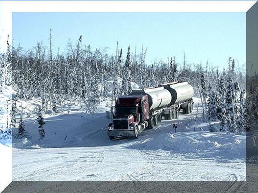 Ice road trucking in Nothwest- Terretories
Einer von vielen Fuel Tanker auf dem Weg zu den Minen am arktischen Kreis
