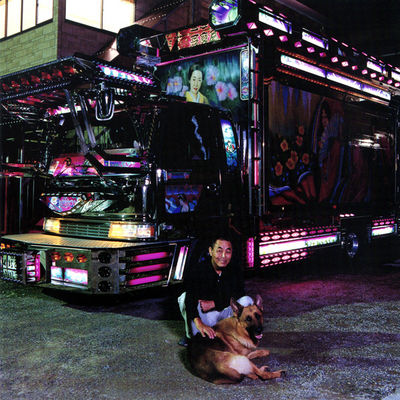Japan Trucks
Dekotora-Dreifaltigkeit: Truck, Mann und Hund. Das Bild vom einsamen Cowboy der LandstraÃŸe passt in den meisten FÃ¤llen nicht. Viele Trucker haben ihre Familie dabei - oder ihren besten Freund.
