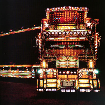 Japan Trucks
AllÃ¼berall auf den Lkw-Spitzen sah ich goldene Lichtlein blitzen: Die Abwandlung des Storm'schen Nikolausgedichts drÃ¤ngt sich beim Anblick eines solchen Prachtexemplars geradezu auf.
