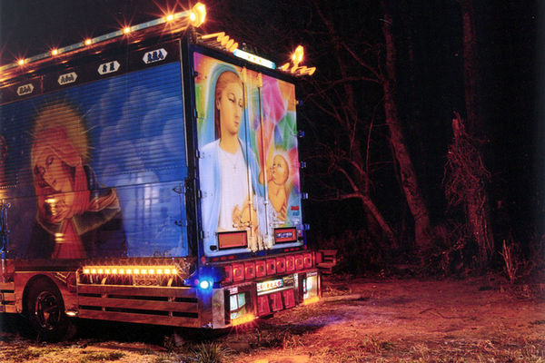 Japan Trucks
Marienkult, Made in Japan: Christopherus mag zwar der Schutzheilige fÃ¼r Reisende sein, mit riesigen Bildern von Maria und dem Jesuskind kann sich ein Fahrer jedoch ebenfalls sicher fÃ¼hlen.
