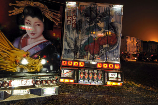 Japan Trucks
Geishas, GlÃ¼cksdrachen und Geister: Die Bildwelten auf den Trucks spiegeln stets den persÃ¶nlichen Geschmack ihrer Besitzer wider. Gern und oft gesehen sind auch Manga- oder Anime-Figuren, Filmstars und Landschaften.

