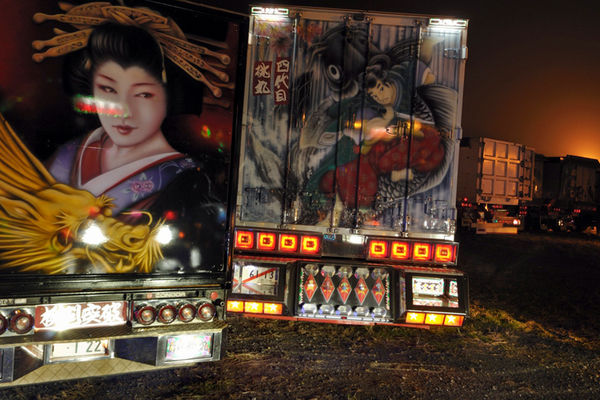 Japan Trucks
Geishas, GlÃ¼cksdrachen und Geister: Die Bildwelten auf den Trucks spiegeln stets den persÃ¶nlichen Geschmack ihrer Besitzer wider. Gern und oft gesehen sind auch Manga- oder Anime-Figuren, Filmstars und Landschaften.
