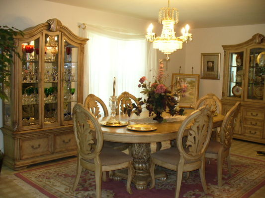 Mein Dining room
Das ihr mal seht wo ich rum haenge lol
