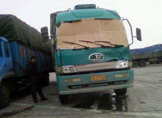 Ohne Worte
Mit diesem Truck fuhr ein chinesischer Trucker 500 Milen  by Minustemperaturen. Der Kopf war blau gefroren das eine Auge zugefroren und der FÃ¼hrerschein war weg als man ihn erwischte.
