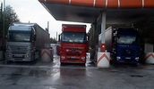 Dateiname=Drei_von_der_Tankstelle.jpg
Dateigröße=34KB
Abmessungen: 517x300
hinzugefügt am: 01. Mai 2008 Drei_von_der_Tankstelle.jpg