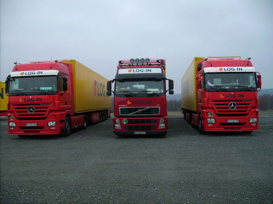 ein Volvo unter vielen Unimog's
von links nach rechts
Andy, Rene, und meiner
