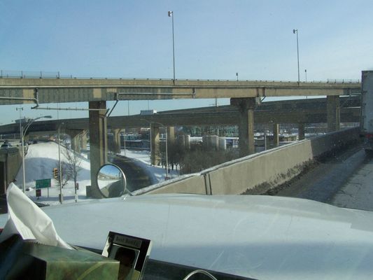 Hwy 40 durch Montreal
Enger dreispuriger Betonbruecken Hwy, kein Standstreifen. Von rechts kommt eine Auffahrt nach der anderen. Wer oft in Frankreich war weiss wie Franzosen Auto fahren koennen.
