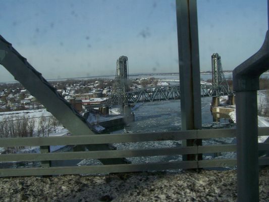 Hubbruecke ueber dem St.Lorenz - Strom in Montreal
Noch ist dieser Stromteil nicht zugefroren. Aber nicht mehr lange.
