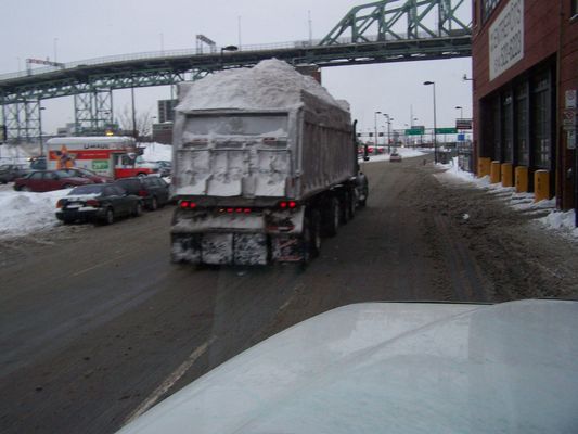 Montreal und der Schnee
Ich stand dort eine Stunde lang und wartete auf mein Reload. Trucks nach Trucks kamen an mir vorbei gefahren, voll geladen mit Schnee und kippten es dann in den St.Lorenz . 20 Millionen Dollar hat die Stadt bis jetzt fuer die Schneebeseitigung ausgegeben.
