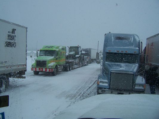 Hwy 11 is closed
Am vorherigen Tag war das Fahren bedingt durch gefrierenden Regen recht schwierig, habe aber meine Meilen mit mehr Zeitaufwand trotzdem geschafft. Abends dann Rast in Longlac in Nord Ontario. Am naechsten Morgen, Schneesturm und Hwy 11 ist geschlossen. Ein Tractor Trailer Unit ist auf einer Bruecke umgestuerzt. 36 Std. Zwangsaufenthalt.
