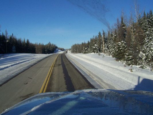 Hwy 17 in Nord Ontario
Die ersten 150km geht es auf vereister Piste nur muehsam vorwaerts. Aber dann wird der Hwy immer besser befahrbar.
