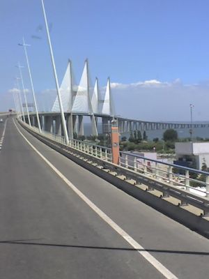 Standardtour Portugal SÃ¼d
Das hier ist die Ponte Vasco da Gama bei Lisabon. Dort fÃ¼hrt uns immer die Route lang wenn wir in Lisabon fertig sind und an die Algarve mÃ¼ssen.

Bei marschtempo 90 dauert die Ã¼berquerung ca 9 min.
