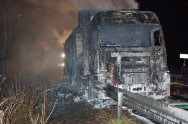 Ausgebrannter Lkw
Ein Kollege ist bei lebendigem Leib verbrannt...
