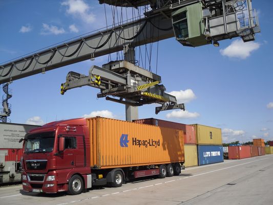 Papa Joe
MAN TGX XLX 18.480 / mit Krone Container Chassis im Umschlagbahnhof MÃ¼nchen aufgenommen...
