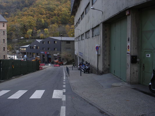 Rechts_das_zweite_gruene_Tor_musste_ich_Rueckwaerts_rein_Durch_die_Baustelle_auf_der_linken_Seite_musste_in_Polizeibegleitung_eine_Ehrenrunde_drehen_damit_der_Verkehrskaos_verschwunden_ist_und_dann_die_Strasse_fuer_mich_gesperrt_haben2C____.JPG