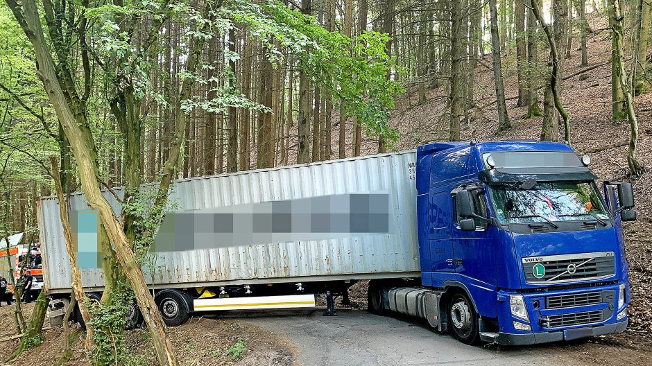 Lkw droht in Hagen auf enger und steiler Straße ...