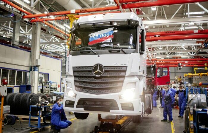 25 000 Lkw Baus 228 tze aus dem Mercedes Benz Werk W 246 rth Daimler Kamaz RUS feiert 