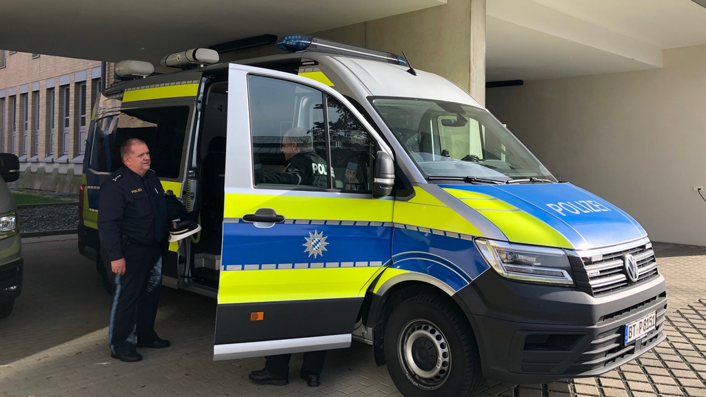 Lkw Kontrolle W hrend Der Fahrt Neues Polizeifahrzeug Im Test lkw-kontrolle-w-hrend-der-fahrt-neues-polizeifahrzeug-im-test
