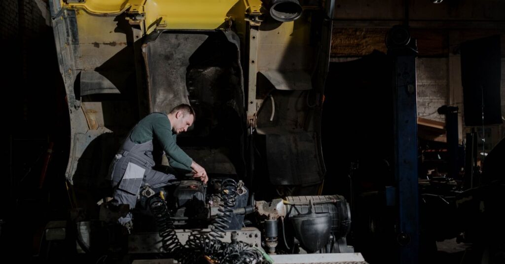 Lkw-Mechaniker bei Wartungsarbeiten am Fahrwerk