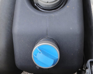 AdBlue-Tank an einem Lkw mit blauem Tankdeckel