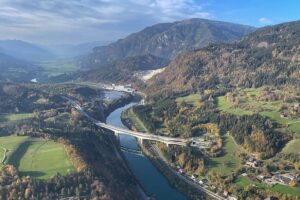 Tauernautobahn A10 bei Villach mit Brücke über die Drau im Herbst