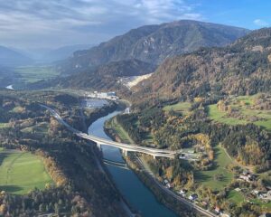Tauernautobahn A10 bei Villach mit Brücke über die Drau im Herbst
