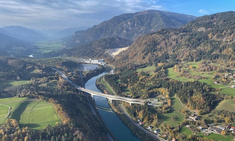 Tauernautobahn A10 bei Villach mit Brücke über die Drau im Herbst